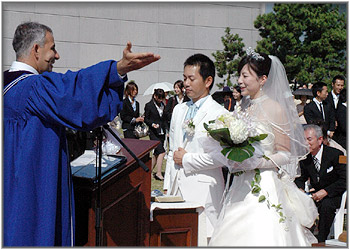 厳かな結婚成立宣言…神父のバハラムさんの笑顔が素敵です…